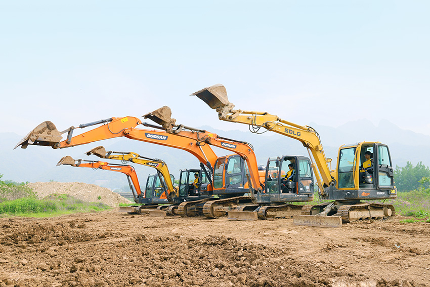 想學挖掘機：請問就業前景如何？得多久學費多少錢？