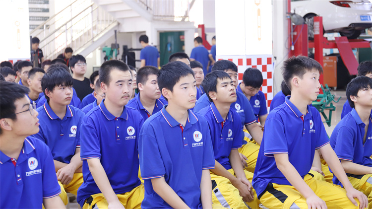 ?擇校不滿意怎么辦？西安萬通“拍了拍你”！你可以轉(zhuǎn)學過來啊！