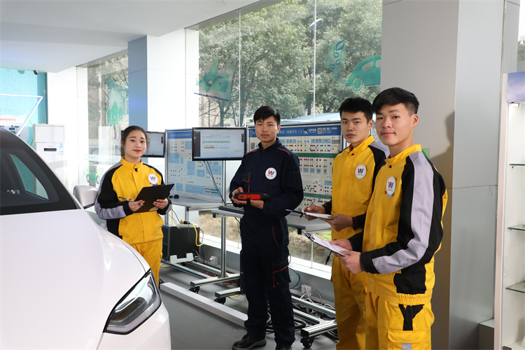 【油車維修工不會修新能源車？】短期的汽車新能源技術更適合成年人選擇！