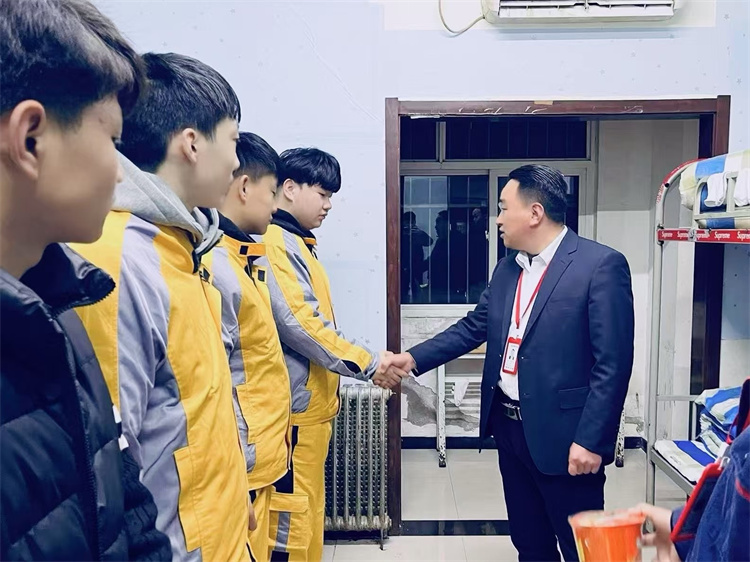 西安萬通校領導溫情關懷：心系2025級新生，暖入寢室送溫馨