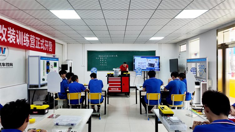 西安萬(wàn)通「智能小車改裝」精英訓(xùn)練營(yíng)，炫技時(shí)刻到！玩轉(zhuǎn)硬核科技！