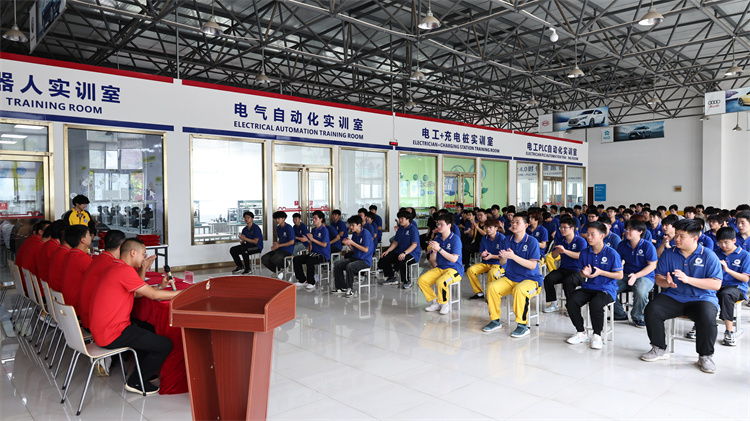 “匠心筑夢(mèng) 技能報(bào)國(guó)”——西安萬(wàn)通2025教學(xué)質(zhì)量年閉幕暨表彰大會(huì)圓滿舉行