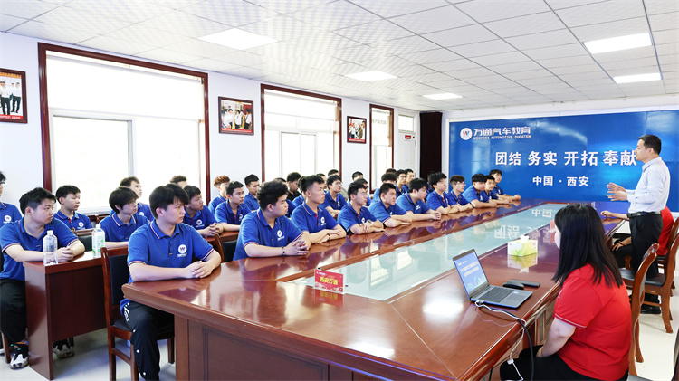 西安萬通&恒泰特斯拉2025新能源雙高班啟航：總監(jiān)課堂進校園，學子入企探未來