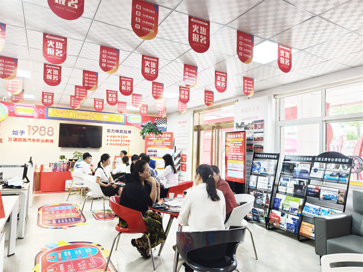  忙不贏的咨詢中心~這屆新生都集中來報名啦！