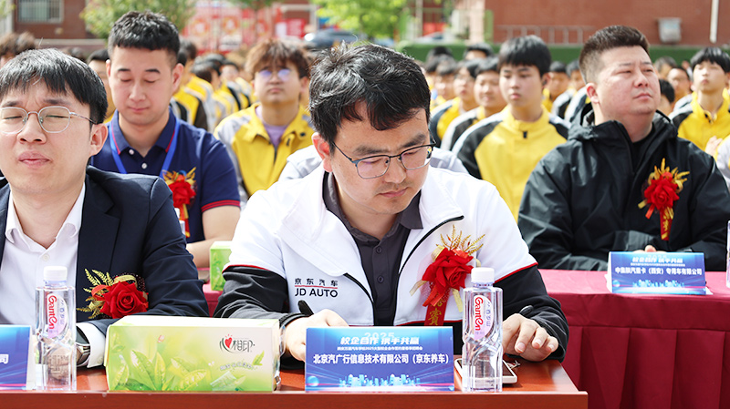 2025我校大型校企合作簽約暨校園招聘會10