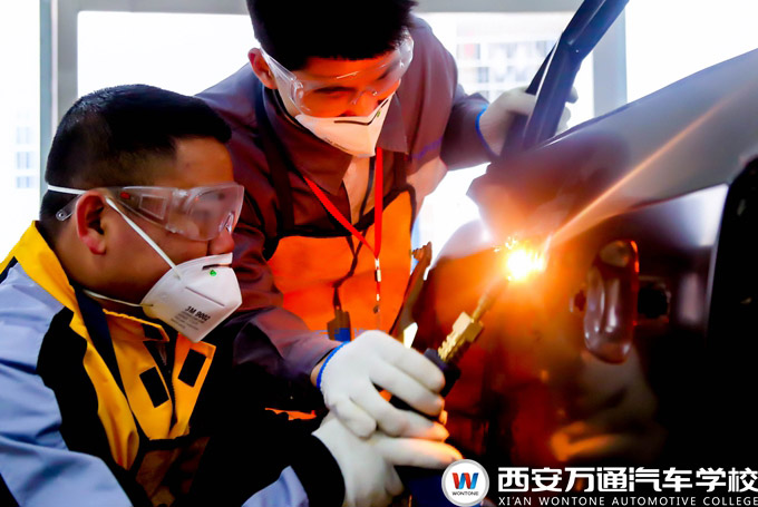 西安萬通汽車外形改裝實訓課堂