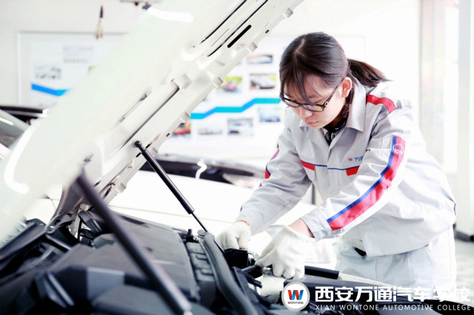 西安萬(wàn)通汽車(chē)學(xué)校女生學(xué)汽修