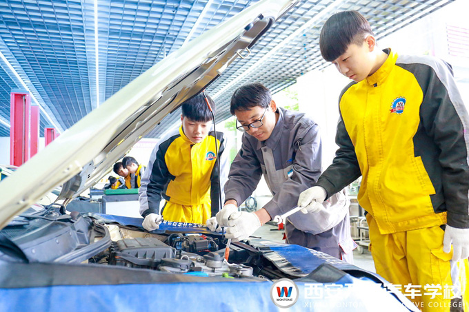 初中生在西安萬(wàn)通學(xué)汽車(chē)技術(shù)