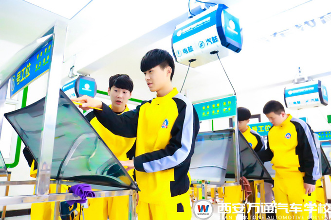初中生在西安萬(wàn)通學(xué)汽車(chē)技術(shù)