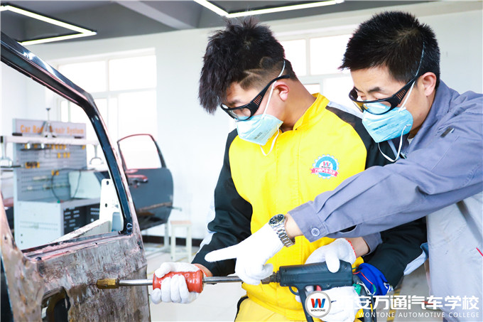 鈑金學習，西安學汽車鈑金噴涂，就來萬通汽車學校！