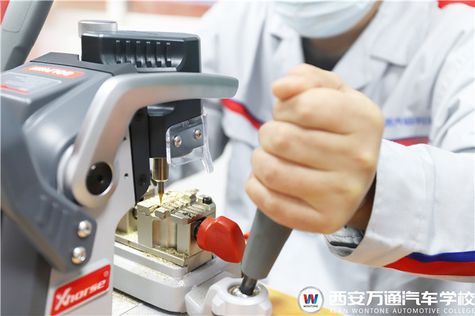 學高端汽車配鑰匙技術，就來西安萬通汽車學校！