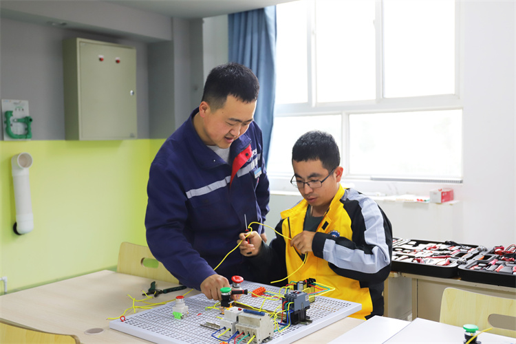 技能精修！西安萬通電工免費培訓專修班來啦！