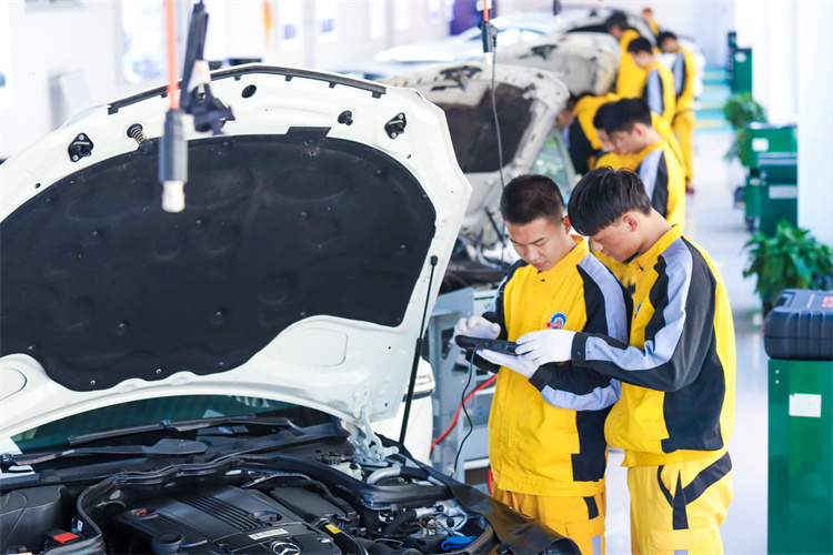 22歲青年小伙刮膩子成世界冠軍！你真的了解職業教育嗎？