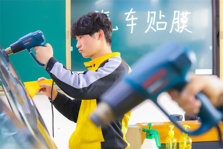 初中生成績差，考不上高中只能去打工？？？