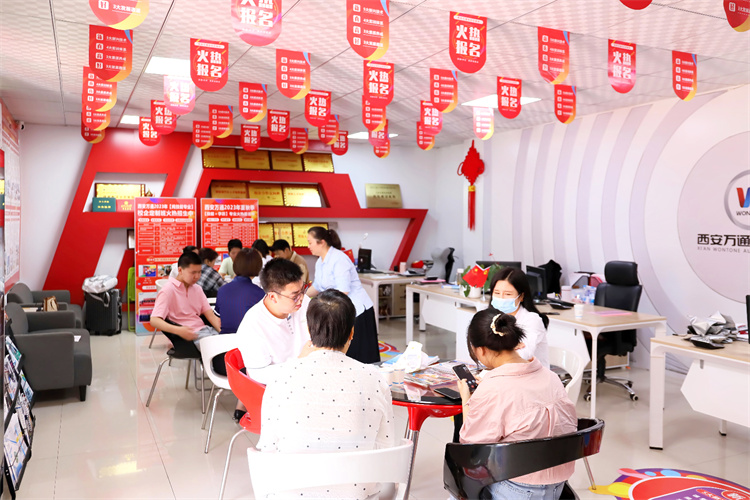 現(xiàn)場火爆！這些考生和家長都往這所學(xué)校跑…… 圍觀西安萬通火熱招生現(xiàn)場